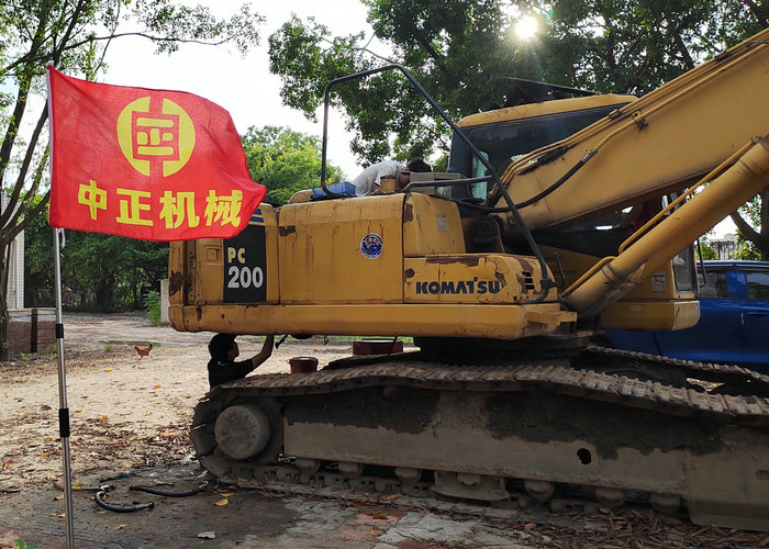 <strong>挖掘机配件与维修服务</strong>