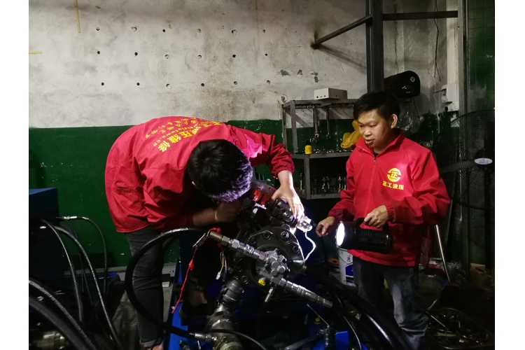 Hydraulic pump maintenance and inspection