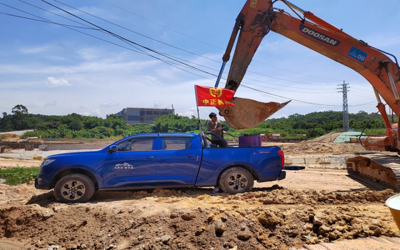 广州萝岗小松200-8挖掘机维修现场